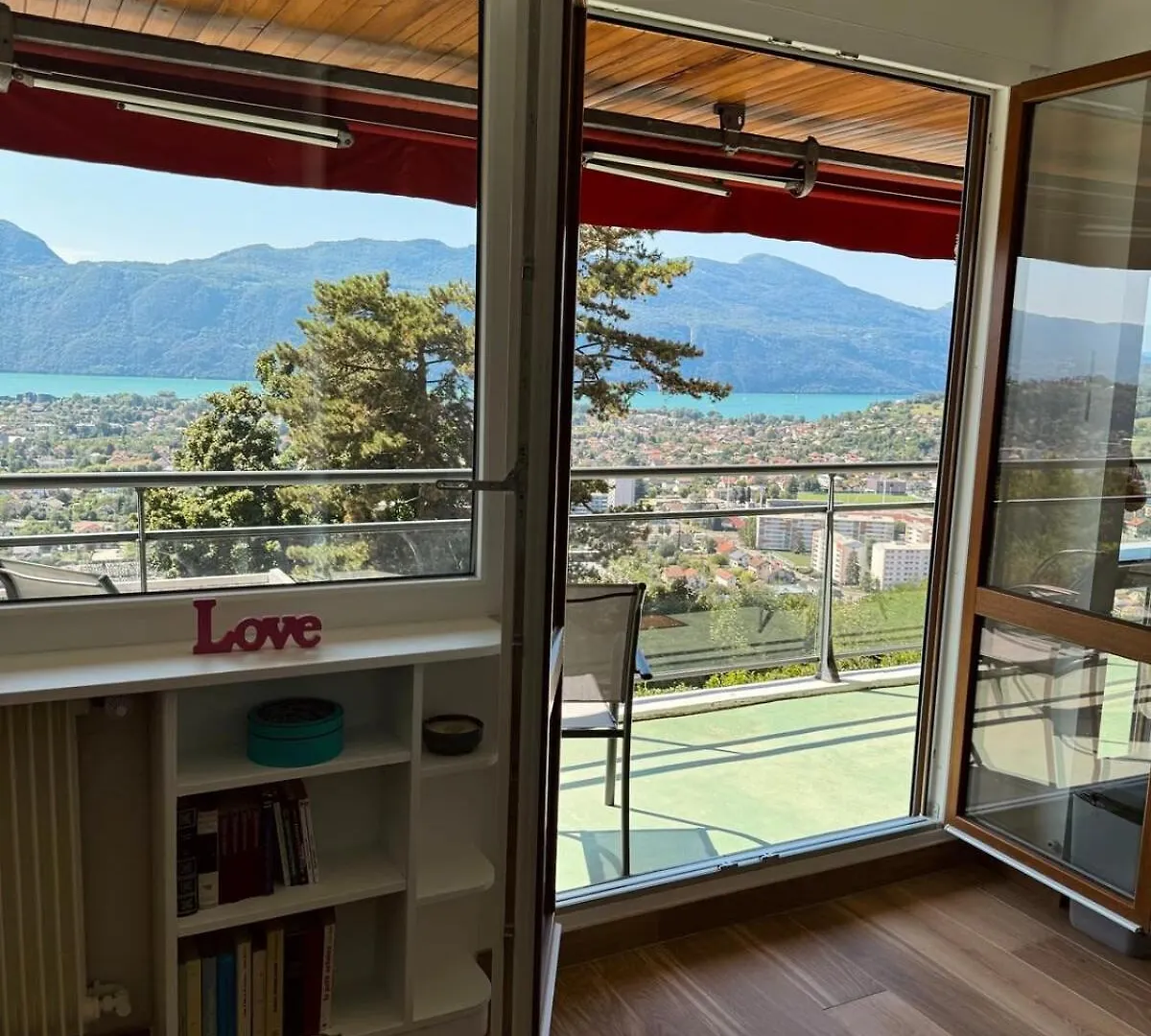 Bright 50M Apartment With Magnificent Lake View Aix-les-Bains 0*,  France